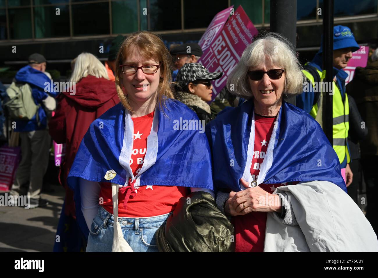 LONDON, GROSSBRITANNIEN. September 2024. Pro-EU-Aktivisten und Unterstützer des National Rejoin march (NRM) nehmen an einem marsch und einer Kundgebung im Zentrum Londons Teil. Aktivisten argumentieren, dass der Brexit eine Katastrophe gewesen sei, da nur das britische Volk die Bewegungsfreiheit in der EU verloren habe, und fordern, dass Großbritannien der Europäischen Union in London wieder beitreten solle. UK. (Foto von 李世惠/siehe Li/Picture Capital) Credit: Siehe Li/Picture Capital/Alamy Live News Stockfoto