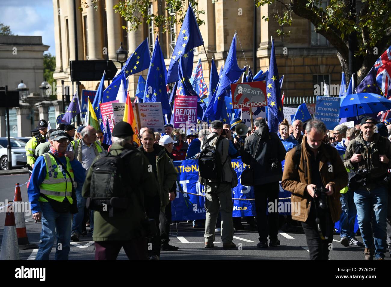 LONDON, GROSSBRITANNIEN. September 2024. Pro-EU-Aktivisten und Unterstützer des National Rejoin march (NRM) nehmen an einem marsch und einer Kundgebung im Zentrum Londons Teil. Aktivisten argumentieren, dass der Brexit eine Katastrophe gewesen sei, da nur das britische Volk die Bewegungsfreiheit in der EU verloren habe, und fordern, dass Großbritannien der Europäischen Union in London wieder beitreten solle. UK. (Foto von 李世惠/siehe Li/Picture Capital) Credit: Siehe Li/Picture Capital/Alamy Live News Stockfoto