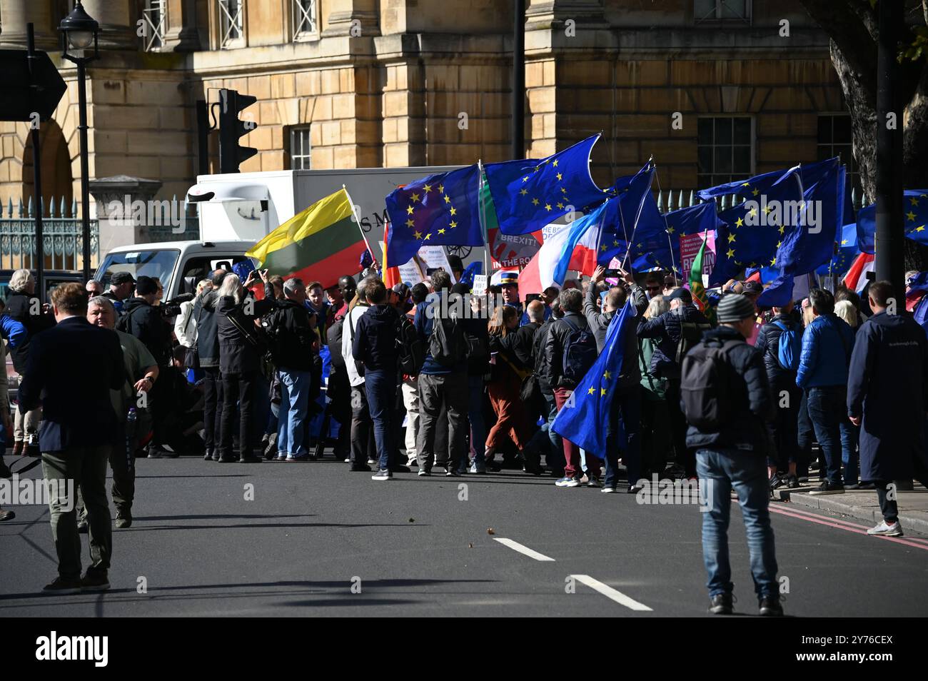 LONDON, GROSSBRITANNIEN. September 2024. Pro-EU-Aktivisten und Unterstützer des National Rejoin march (NRM) nehmen an einem marsch und einer Kundgebung im Zentrum Londons Teil. Aktivisten argumentieren, dass der Brexit eine Katastrophe gewesen sei, da nur das britische Volk die Bewegungsfreiheit in der EU verloren habe, und fordern, dass Großbritannien der Europäischen Union in London wieder beitreten solle. UK. (Foto von 李世惠/siehe Li/Picture Capital) Credit: Siehe Li/Picture Capital/Alamy Live News Stockfoto