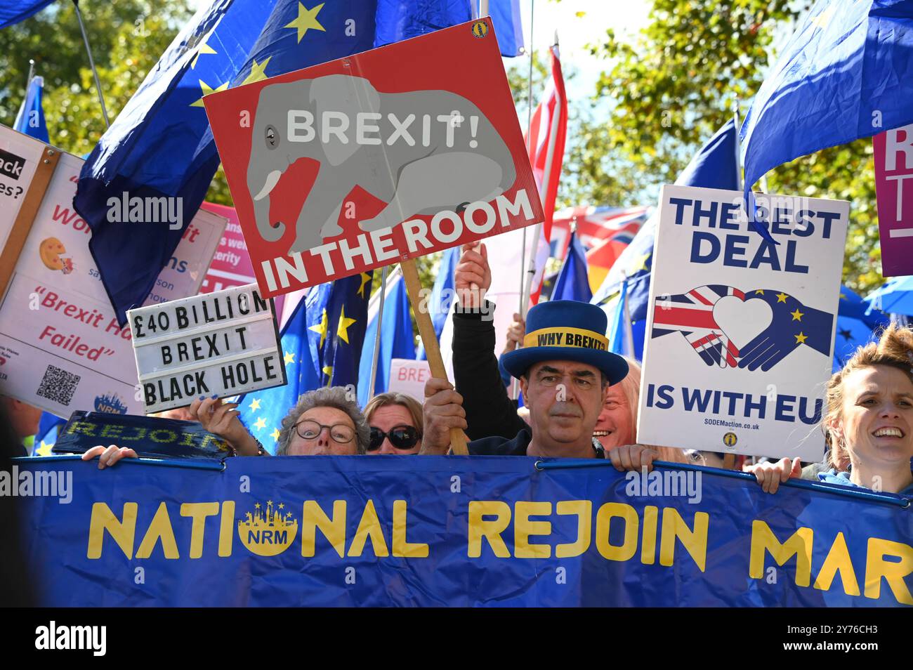 LONDON, GROSSBRITANNIEN. September 2024. Pro-EU-Aktivisten und Unterstützer des National Rejoin march (NRM) nehmen an einem marsch und einer Kundgebung im Zentrum Londons Teil. Aktivisten argumentieren, dass der Brexit eine Katastrophe gewesen sei, da nur das britische Volk die Bewegungsfreiheit in der EU verloren habe, und fordern, dass Großbritannien der Europäischen Union in London wieder beitreten solle. UK. (Foto von 李世惠/siehe Li/Picture Capital) Credit: Siehe Li/Picture Capital/Alamy Live News Stockfoto