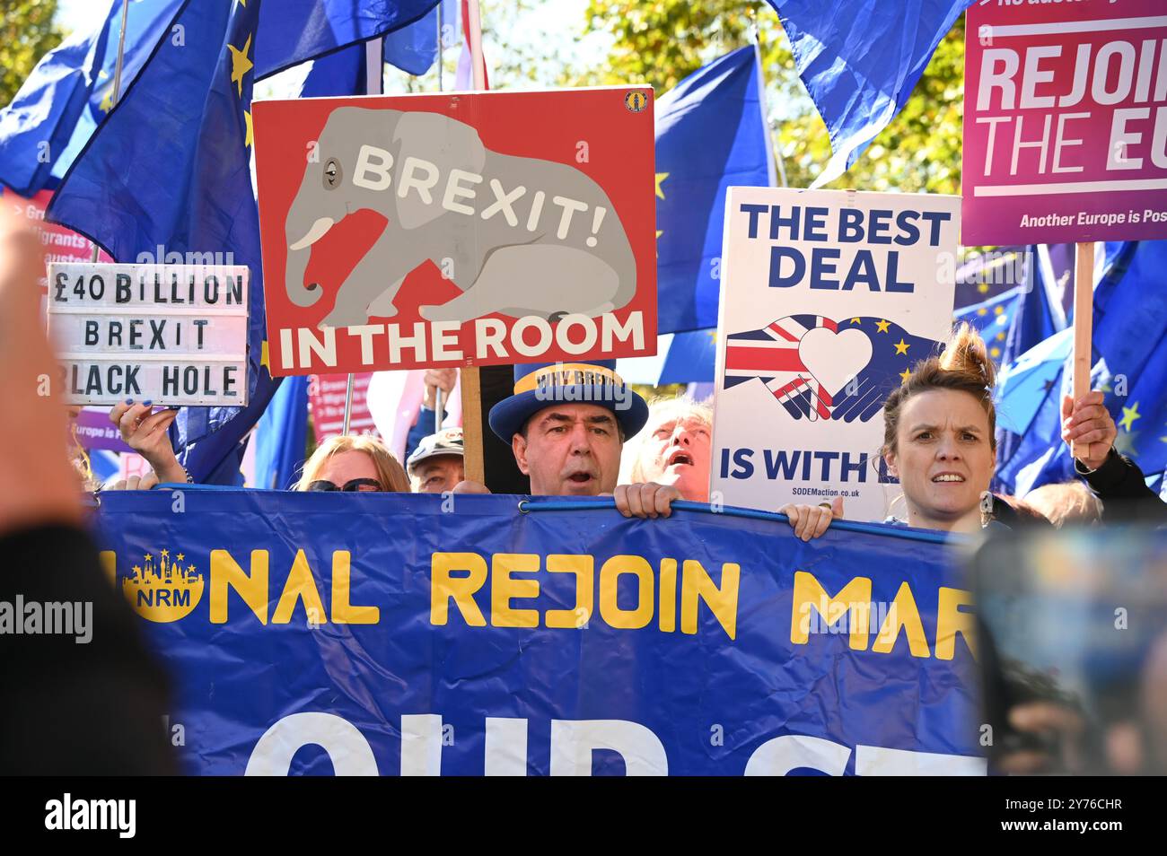 LONDON, GROSSBRITANNIEN. September 2024. Pro-EU-Aktivisten und Unterstützer des National Rejoin march (NRM) nehmen an einem marsch und einer Kundgebung im Zentrum Londons Teil. Aktivisten argumentieren, dass der Brexit eine Katastrophe gewesen sei, da nur das britische Volk die Bewegungsfreiheit in der EU verloren habe, und fordern, dass Großbritannien der Europäischen Union in London wieder beitreten solle. UK. (Foto von 李世惠/siehe Li/Picture Capital) Credit: Siehe Li/Picture Capital/Alamy Live News Stockfoto