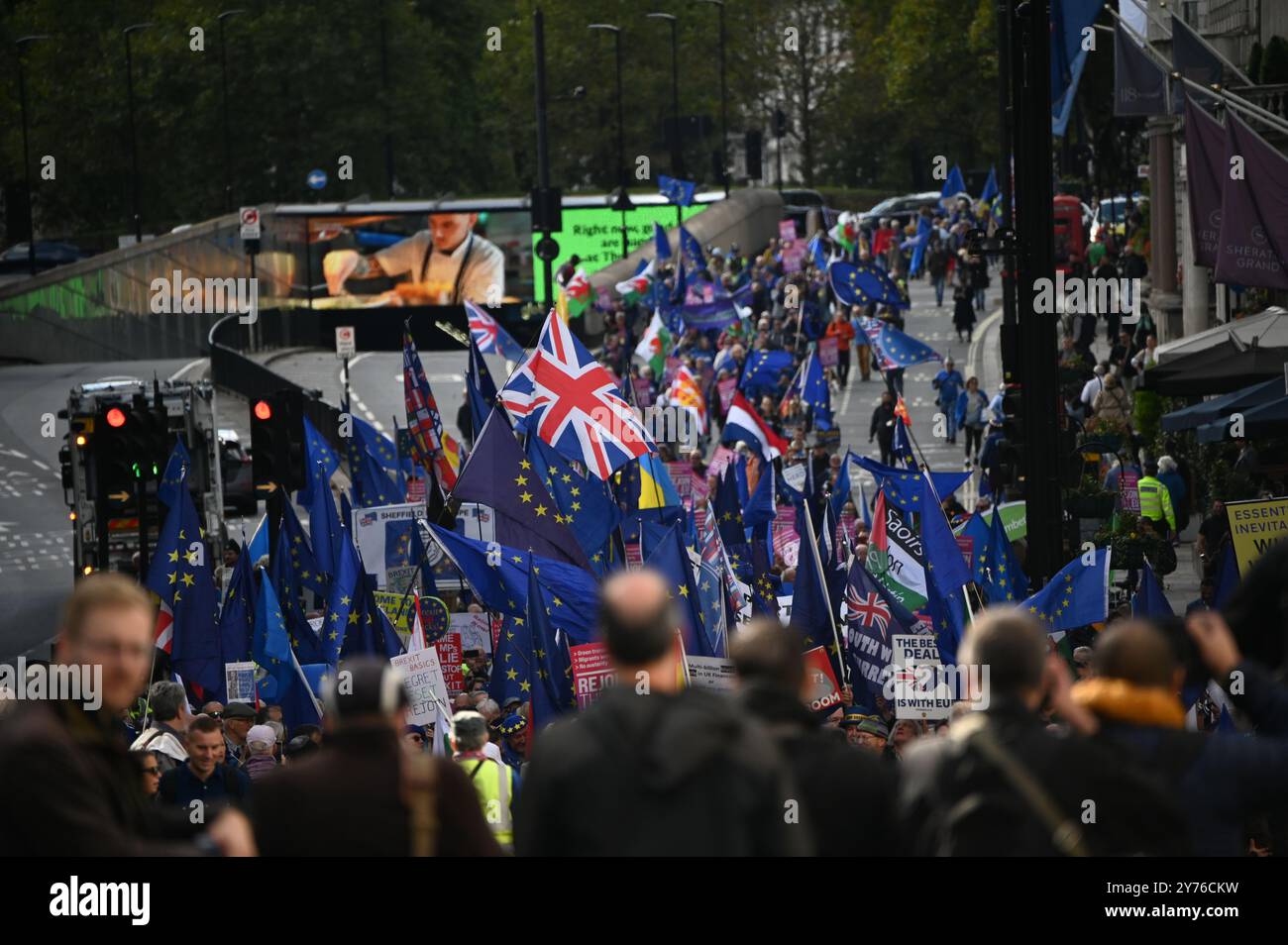 LONDON, GROSSBRITANNIEN. September 2024. Pro-EU-Aktivisten und Unterstützer des National Rejoin march (NRM) nehmen an einem marsch und einer Kundgebung im Zentrum Londons Teil. Aktivisten argumentieren, dass der Brexit eine Katastrophe gewesen sei, da nur das britische Volk die Bewegungsfreiheit in der EU verloren habe, und fordern, dass Großbritannien der Europäischen Union in London wieder beitreten solle. UK. (Foto von 李世惠/siehe Li/Picture Capital) Credit: Siehe Li/Picture Capital/Alamy Live News Stockfoto