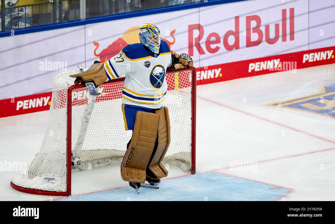 München, Deutschland. September 2024. Devon Levi (Torwart/Goalie, Buffalo Sabres, #27) mit Schriftzug Red Bull im Hintergrund. GER, EHC Red Bull Muenchen gegen Buffalo Sabres, Eishockey, Testspiel, Preseason, Grand Opening SAP Garden, 27.09.2024. Foto: Eibner-Pressefoto/Heike feiner Credit: dpa/Alamy Live News Stockfoto