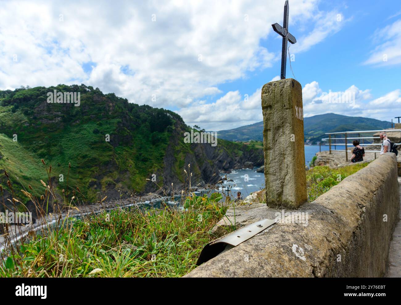 Küste der Bucht von Biskaya mit einem Kreuz vor Bergen und Himmel, in der Nähe der Stadt San Pelaio im Sommer Stockfoto