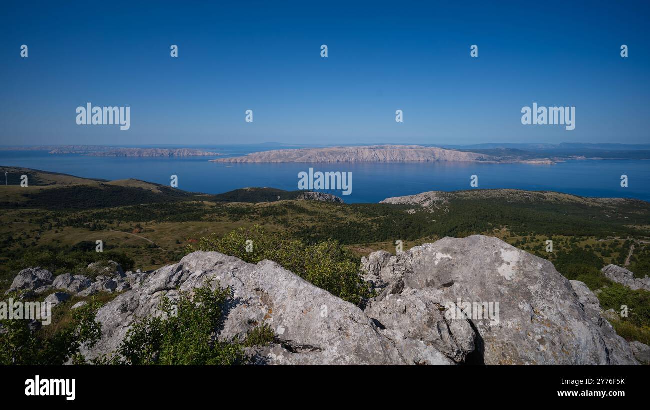 Blick über die kroatische Adriaküste bis zur Insel Krk. Stockfoto