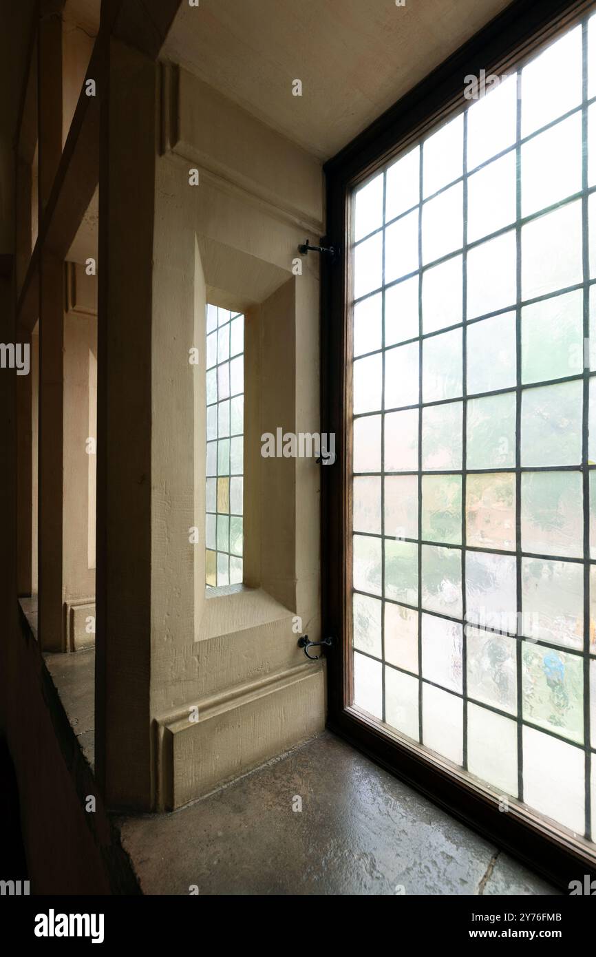 Mittelalterliche Sitzgalerie mit pastellfarbenem Licht durch die Fenster Stockfoto