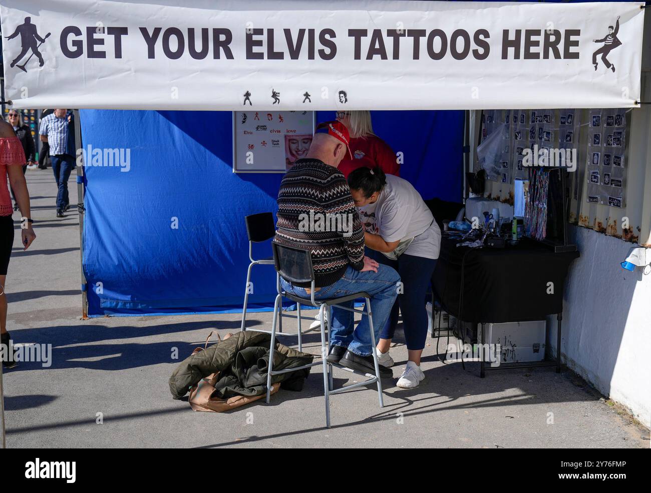 , UK, 28 Sep 2024 Fan bekommt ein Tattoo während des Porthcawl Elvis Festivals im Porthcawl United Kingdom am 28. September 2024 Graham Glendinning / Alamy Live News Stockfoto
