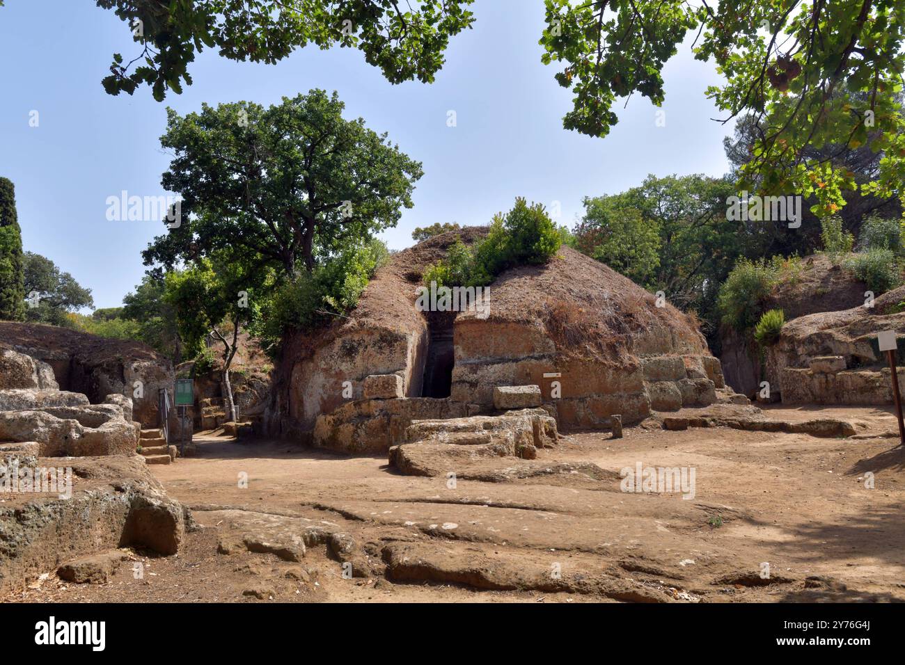 Italien, Cerveteri, 07.09.2024 die Banditaccia-Nekropole befindet sich in der Region Latium, dem etruskischen Caere, und ist als archäologischer Park zu besichtigen. Der Friedhof besteht aus Tausenden von teilweise monumentalen Grabanlagen, die wie eine Stadt angeordnet sind und vom neunten bis zum zweiten vorchristlichen Jahrhundert datieren. Foto: Die Grabanlagen sind meist in den felsigen Boden gehauen worden und wurden dann von einem Tumulus oder einem rechteckigen Bau gekroent. Die Banditaccia-Nekropole *** Italien, Cerveteri, 07 09 2024 die Banditaccia Nekropole befindet sich in der Region Stockfoto