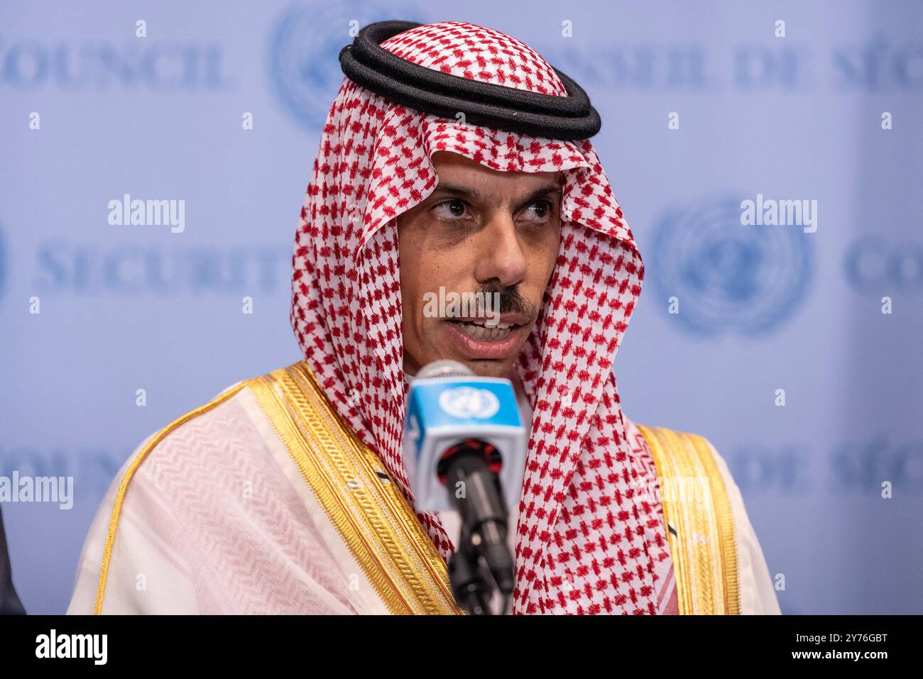 New York, Usa. September 2024. Pressekonferenz des Außenministers des Königreichs Saudi-Arabien, Prinz Faisal bin Farhan Al Saud, vor der Sitzung des Sicherheitsrats über die Lage im Nahen Osten am Hauptsitz der Vereinten Nationen in New York (Foto: Lev Radin/Pacific Press) Credit: Pacific Press Media Production Corp./Alamy Live News Stockfoto