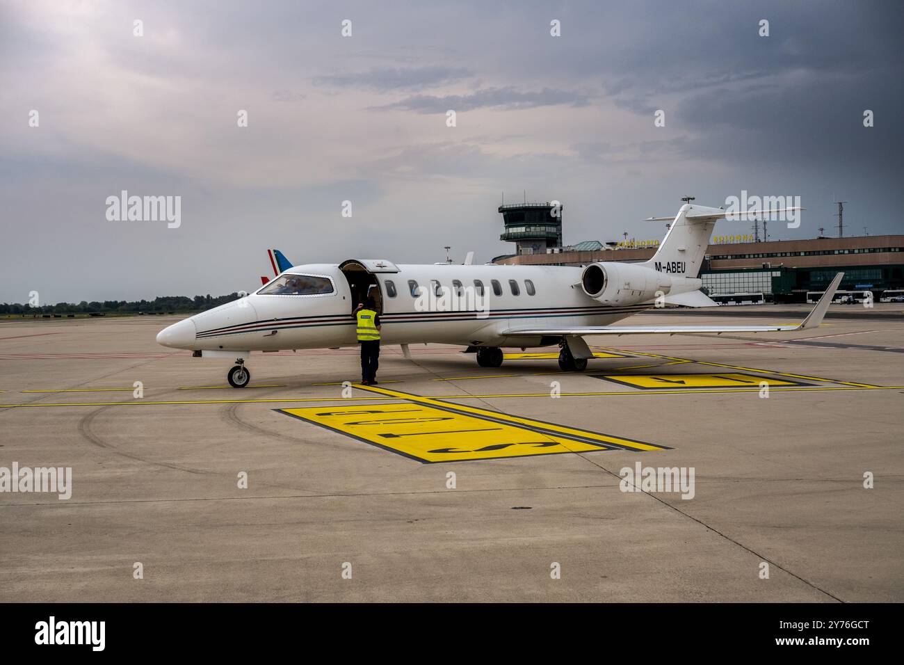 Kleine zweimotorige Düsenflugzeuge auf dem Parkplatz des Flughafens ​​Bologna Stockfoto