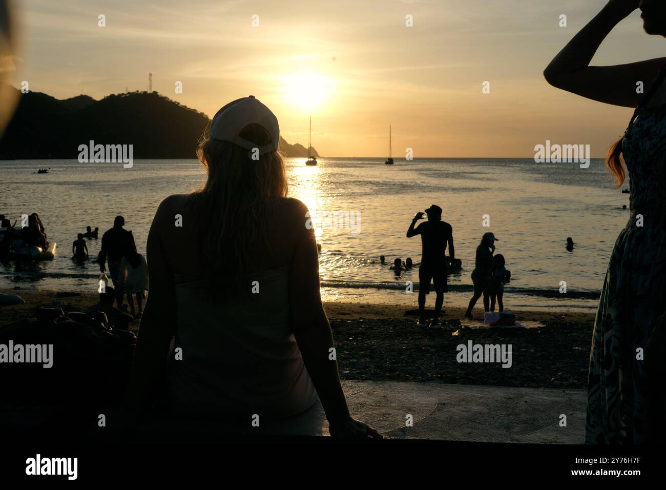 Menschen genießen den Sonnenuntergang am Taganga Beach in der Nähe von Santa Marta, Kolumbien Stockfoto