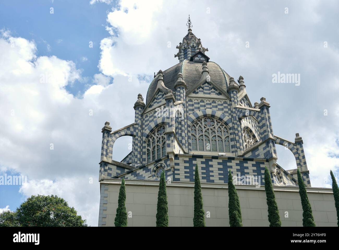 Blick auf Palacio de la cultura mit blauem Himmel und Wolken, Medellin, Kolumbien Stockfoto