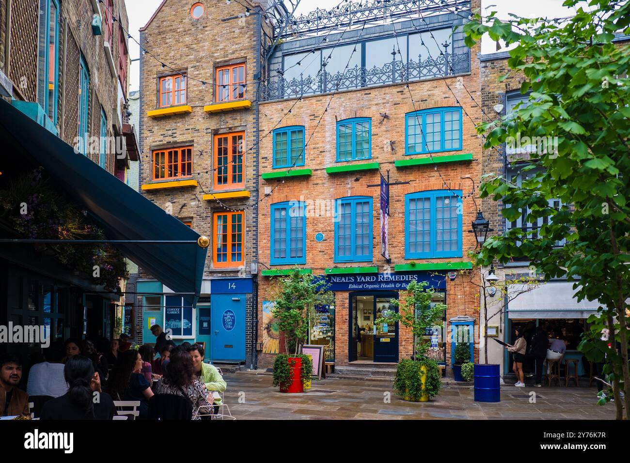 London, Großbritannien - 25. Juli 2024: Colurful Neals Yard Courtyard. Neal's Yard ist eine kleine Gasse im Londoner Covent Garden. Beliebter Touristenort. Stockfoto