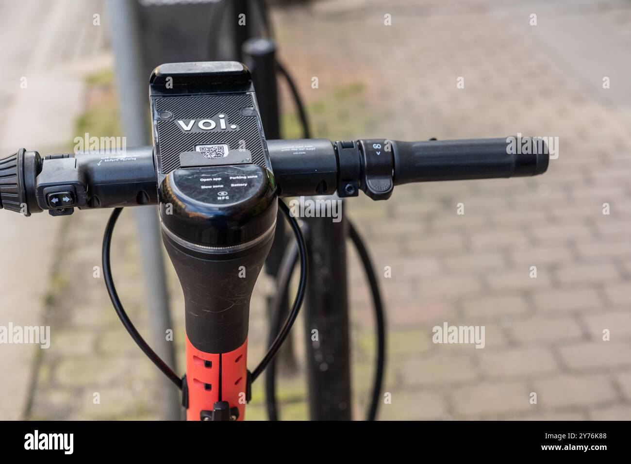 Göteborg, Schweden - 25. Februar 2023: Detail eines VOI Elektro-Kick-Bikes. Stockfoto