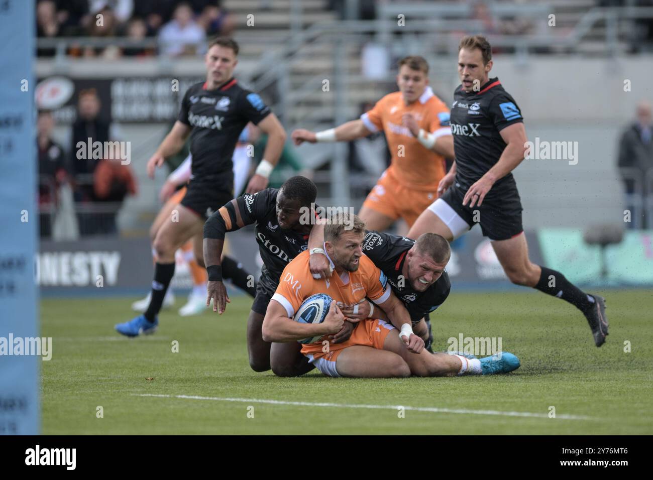 London, Großbritannien. September 2024. Sam Bedlow von Sale Sharks wird von Maro Itoje aus Saracens während des Gallagher Premiership Rugby-Spiels zwischen Saracens und Sale Sharks im StoneX Stadium in London, England am 28. September 2024 angegriffen. Foto von Phil Hutchinson. Nur redaktionelle Verwendung, Lizenz für kommerzielle Nutzung erforderlich. Keine Verwendung bei Wetten, Spielen oder Publikationen eines einzelnen Clubs/einer Liga/eines Spielers. Credit: UK Sports Pics Ltd/Alamy Live News Credit: UK Sports Pics Ltd/Alamy Live News Stockfoto