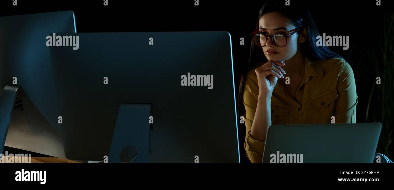 Programmierer arbeitet nachts im Büro. Bannerdesign Stockfoto