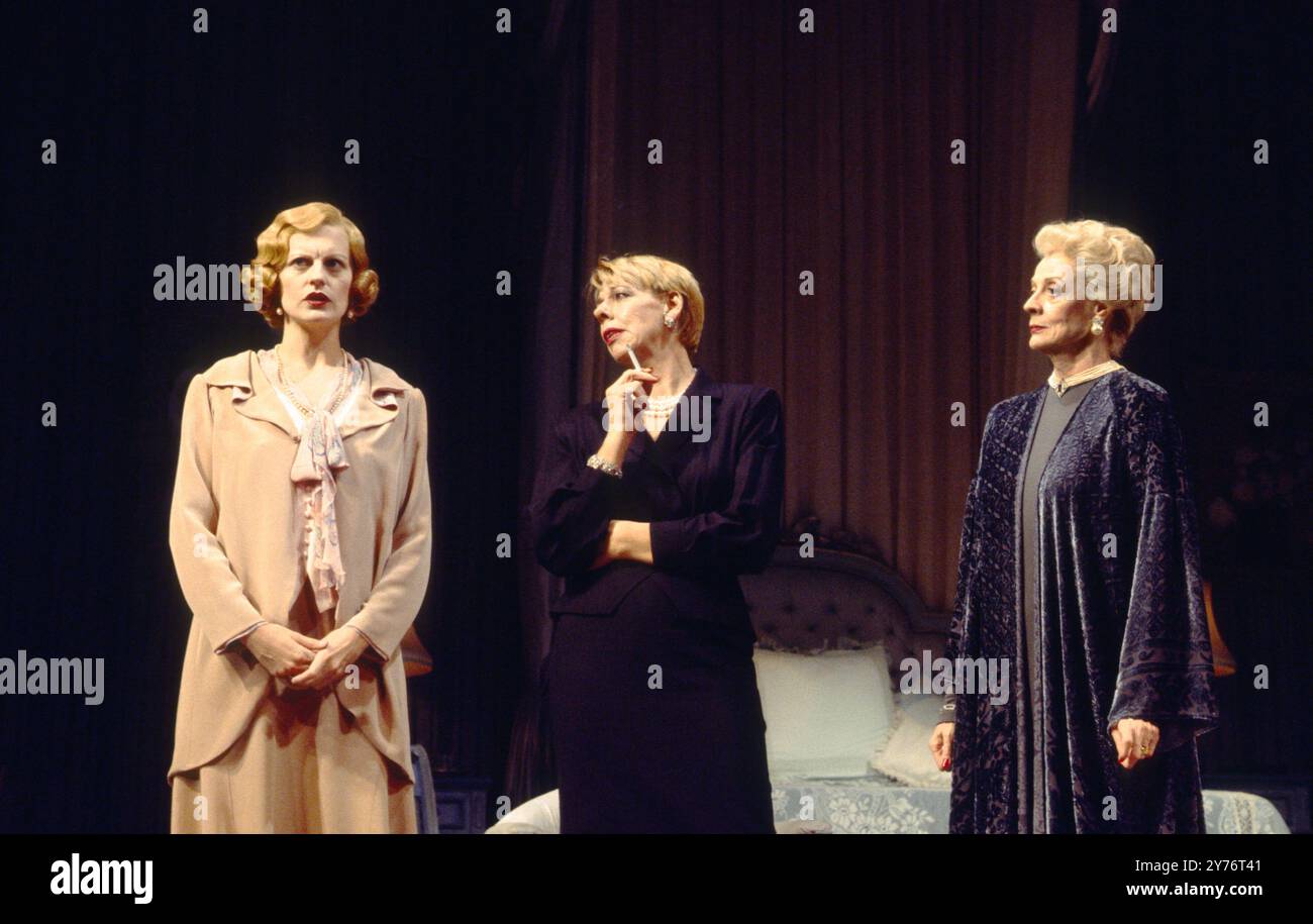 l-r: Anastasia Hille (C / Younger Tall Woman), Frances de la Tour (B / Middle Tall Woman), Maggie Smith (A / Elder Tall Woman) in DREI GROSSEN FRAUEN von Edward Albee im Wyndham's Theatre, London WC2 28/10/1994 Set-Design: Carl Toms Kostüme: Tom Rand Beleuchtung: Jenny Cane Regie: Anthony Page Stockfoto