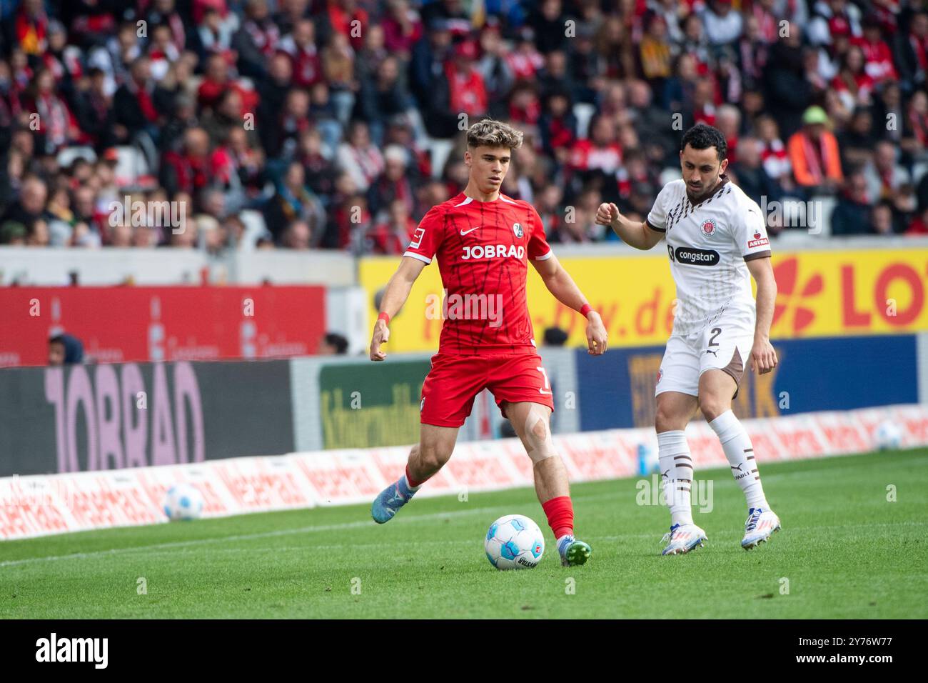 Noah Weisshaupt (SC Freiburg, #07)vim Zweikampf mit Manolis Saliakas (FC St. Pauli, #02), GER, SC Freiburg (SCF) vs. FC St. Pauli (FCSP), Fussball Bundesliga, 5. Spieltag, Saison 2024/2025, 28.09.2024 DFB/DFL-Vorschriften verbieten jede Verwendung von Fotografien als Bildsequenzen und/oder Quasi-Video Foto: Eibner-Pressefoto/Michael Memmler Stockfoto