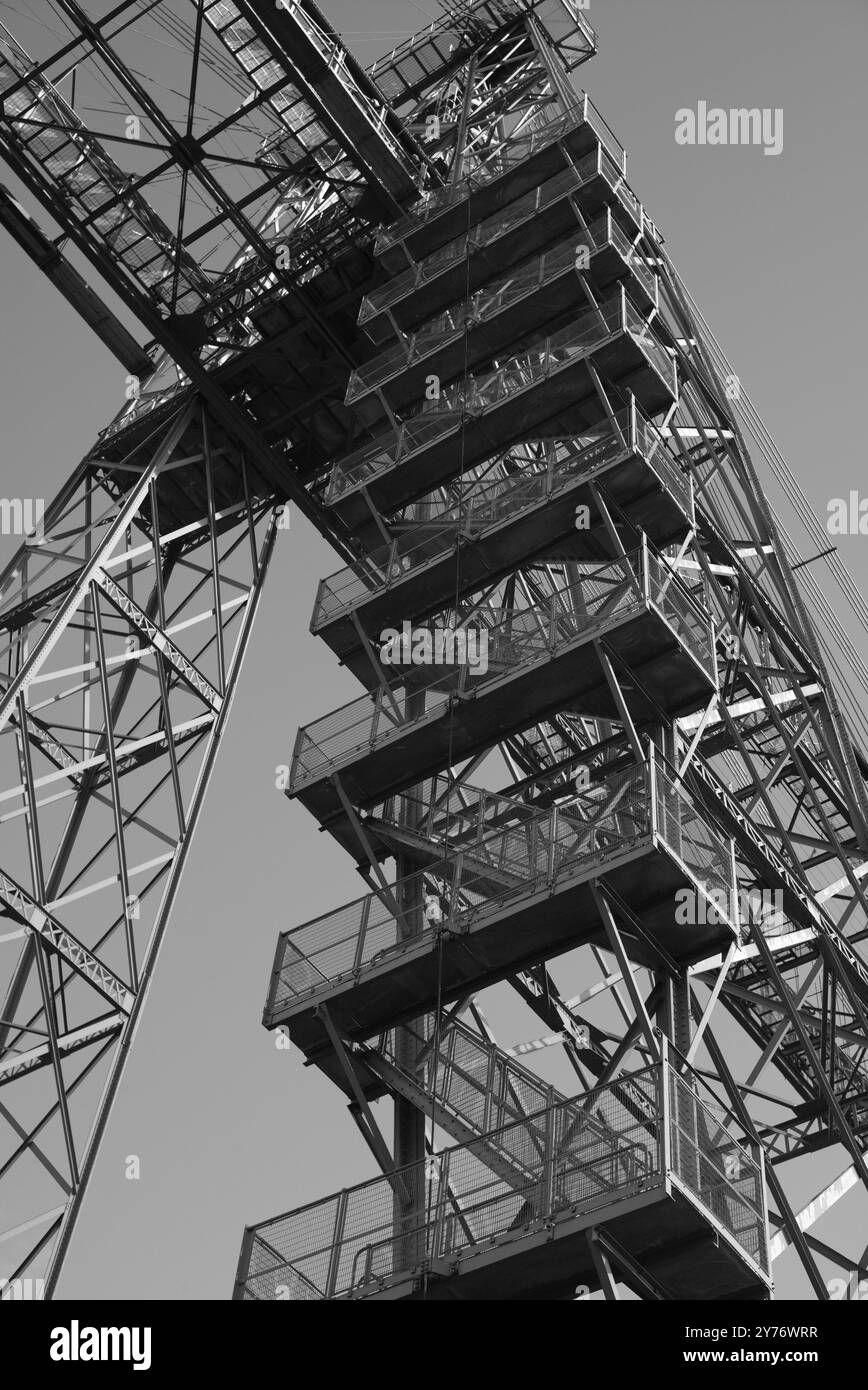 Eine Stahltreppe führt zum hohen Gehweg auf der Newports Transporterbrücke. Stockfoto