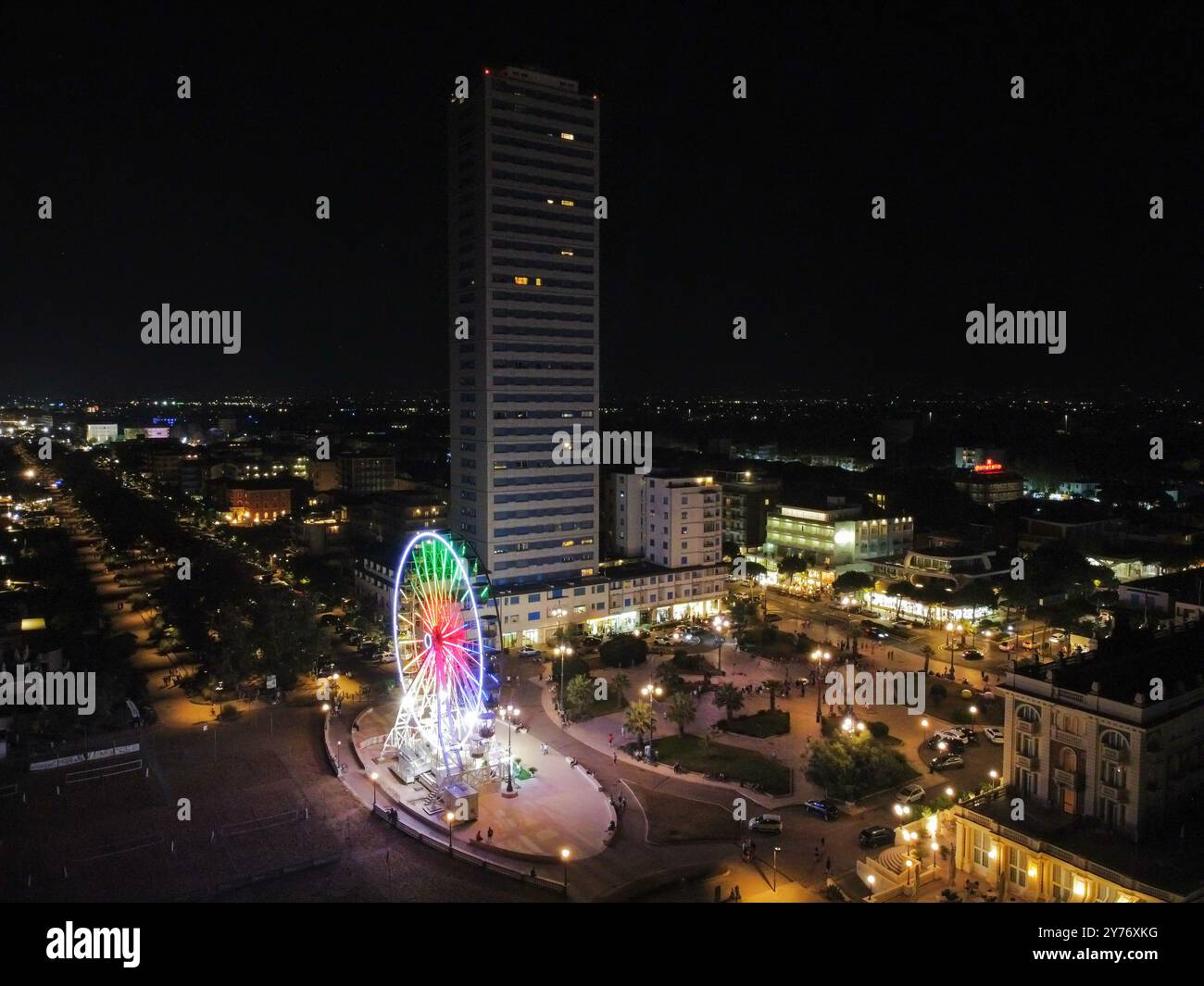 Nächtlicher Blick auf das Stadtzentrum von Cesenatico mit dem beleuchteten Riesenrad Stockfoto