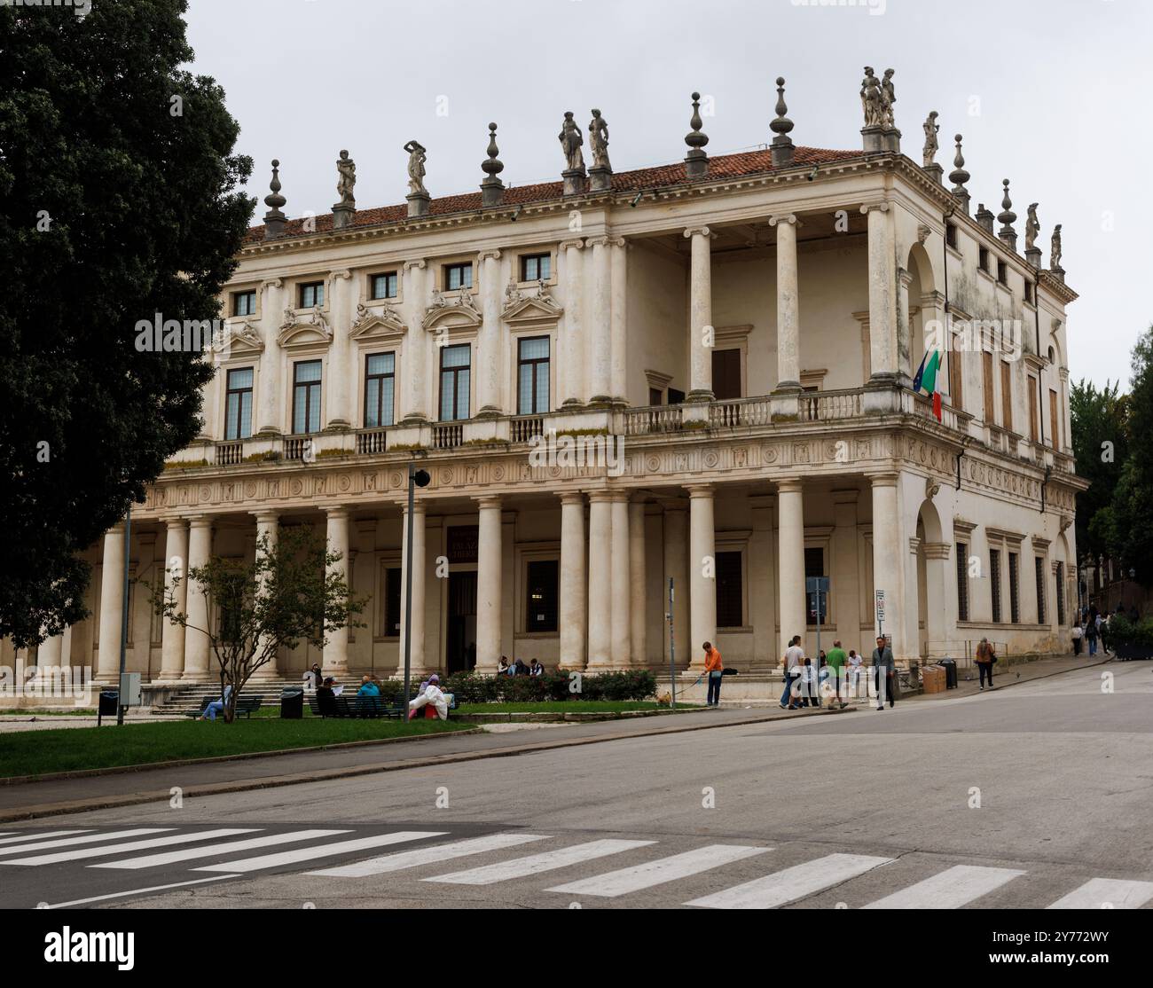 Vicenza, Italien - 13. September 2024: Die Hauptfassade des Chiericati-Palastes. Der Palazzo Chiericati wurde von Andrea Palladio entworfen Stockfoto