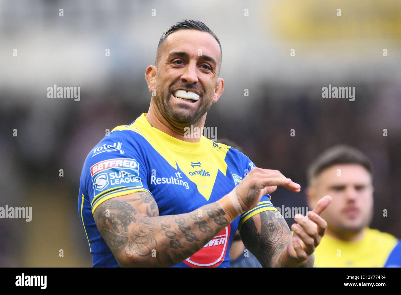 Paul Vaughan von Warrington Wolves bedankt sich vor dem Play-off Eliminator 2 Warrington Wolves gegen St Helens im Halliwell Jones Stadium, Warrington, Großbritannien, 28. September 2024 (Foto: Ben Roberts/News Images) Stockfoto