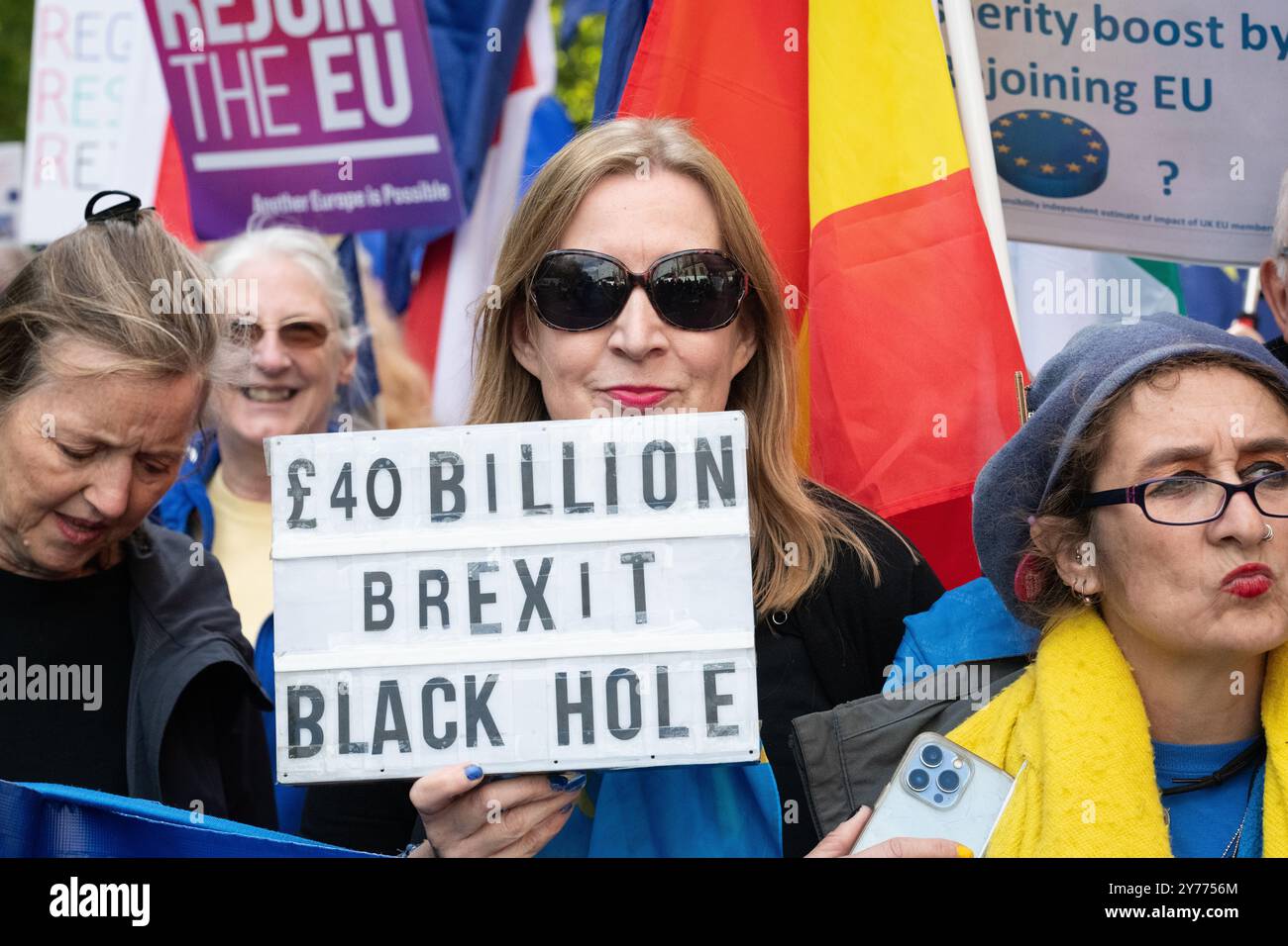 London, Großbritannien. 28. September 2024. Tausende marschieren von der Park Lane zu einer Kundgebung auf dem Parliament Square im Dritten National Rejoin March, in dem Großbritannien aufgefordert wird, der Europäischen Union beizutreten. Das Vereinigte Königreich verließ die EU offiziell im Januar 2020 nach einem Referendum im Jahr 2016, bei dem 51,89% für den Austritt stimmten. Viele Umfragen im Jahr 2024 zeigen nun, dass die Mehrheit wieder beitreten möchte, aber beide der größten politischen Parteien haben ihn abgelehnt. Quelle: Ron Fassbender/Alamy Live News Stockfoto