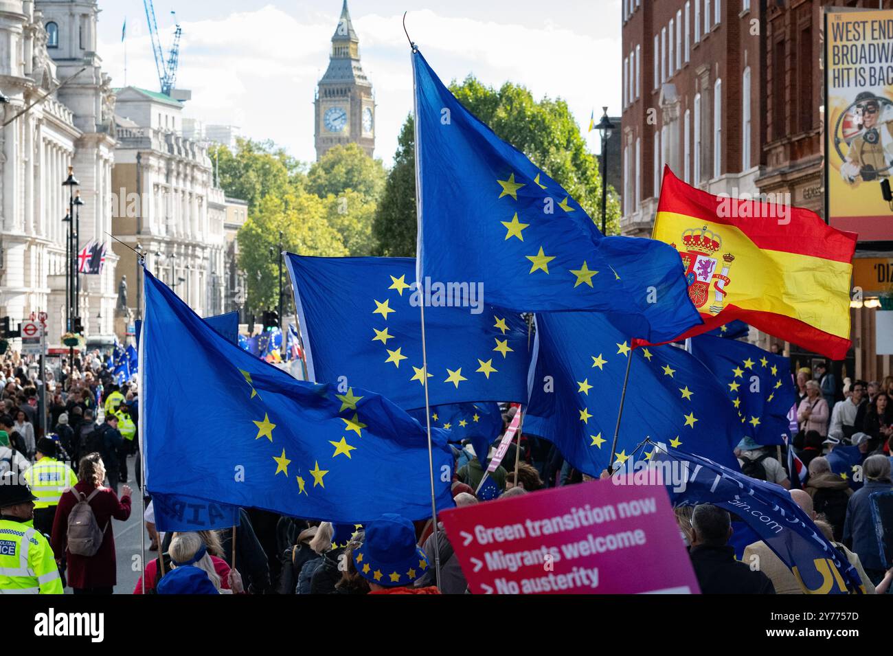 London, Großbritannien. 28. September 2024. Tausende marschieren von der Park Lane zu einer Kundgebung auf dem Parliament Square im Dritten National Rejoin March, in dem Großbritannien aufgefordert wird, der Europäischen Union beizutreten. Das Vereinigte Königreich verließ die EU offiziell im Januar 2020 nach einem Referendum im Jahr 2016, bei dem 51,89% für den Austritt stimmten. Viele Umfragen im Jahr 2024 zeigen nun, dass die Mehrheit wieder beitreten möchte, aber beide der größten politischen Parteien haben ihn abgelehnt. Quelle: Ron Fassbender/Alamy Live News Stockfoto