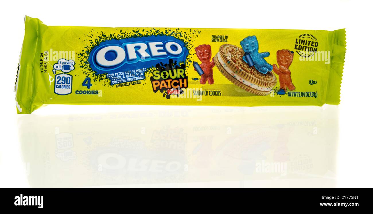 Winneconne, WI - 22. Juni 2024: Ein Paket mit Oreo Sour Patch Kids Cookies auf einem isolierten Hintergrund. Stockfoto