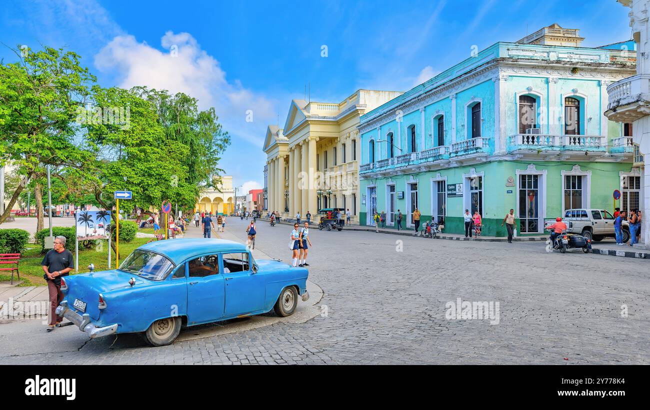 Amerikanische Oldtimer fahren in Santa Clara, Kuba Stockfoto