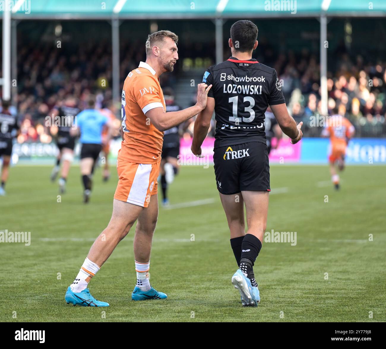 London UK am 28. September 2024. Sam Bedlow von Sale Sharks hat am 28. September 2024 mit Alex Lozowski von Saracens bei Saracens Men vs Sale Sharks im Stonex Stadium, London UK, gesprochen. Foto von Gary Mitchell Credit: Gary Mitchell, GMP Media/Alamy Live News Stockfoto