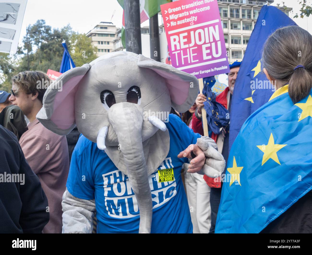 London, Großbritannien. September 2024. Musiker marschieren als Elefanten gekleidet. Mehrere Tausend kamen für den dritten Volksmarsch zur Wiedereingliederung nach Park Lane, um Europa wieder auf die politische Agenda zu setzen und dort zu halten, bis wir wieder in Europa sind. Die marschierten hinter einem Banner „WIR WOLLEN UNSEREN STERN ZURÜCK“ von dort zu einer Kundgebung auf dem Parliament Square. Peter Marshall/Alamy Live News Stockfoto