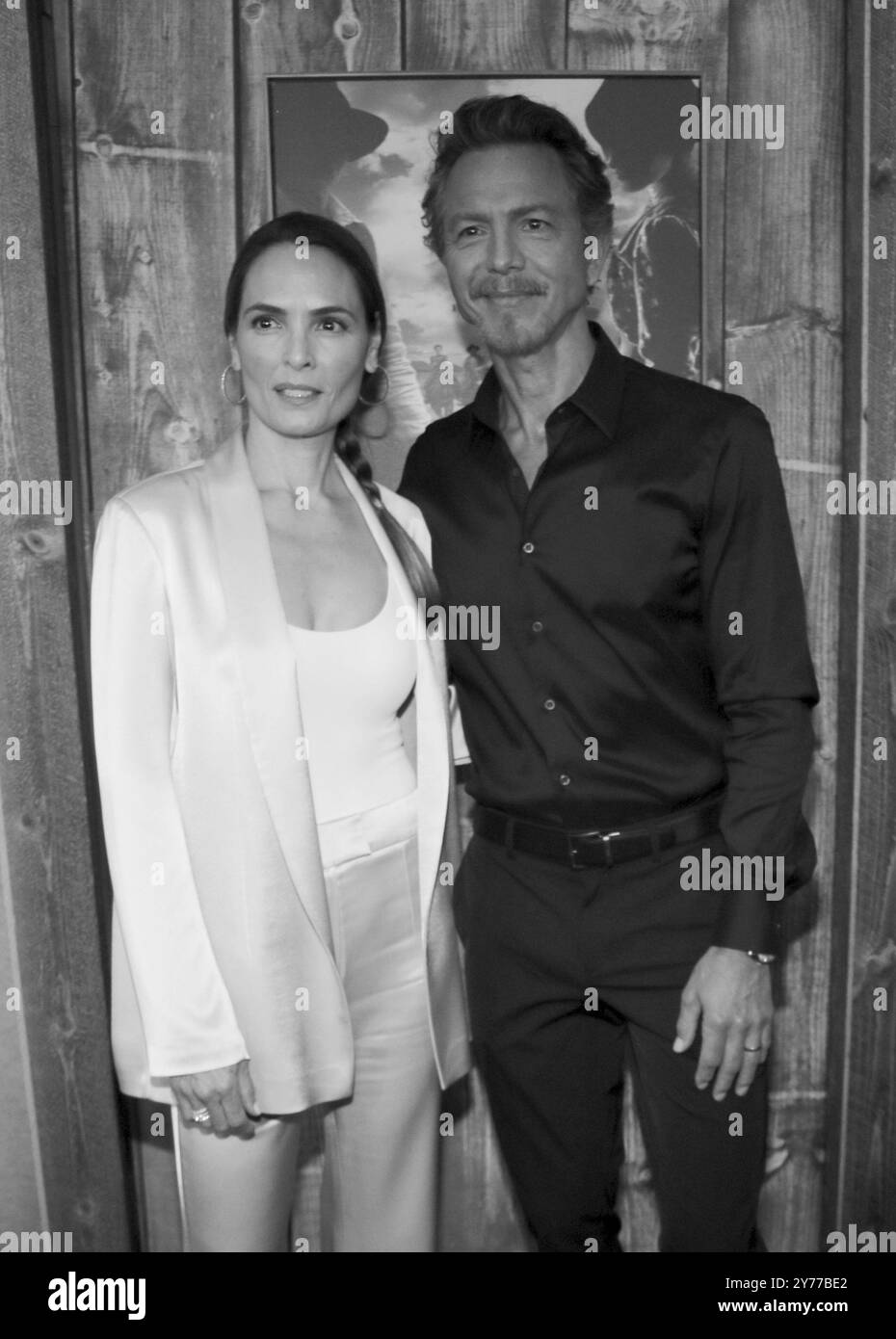 Benjamin Bratt und Talisa Soto bei der Premiere von „Dead for A Dollar“ in Los Angeles am 28. September 2022 im DGA Theatre in Hollywood, USA. Stockfoto