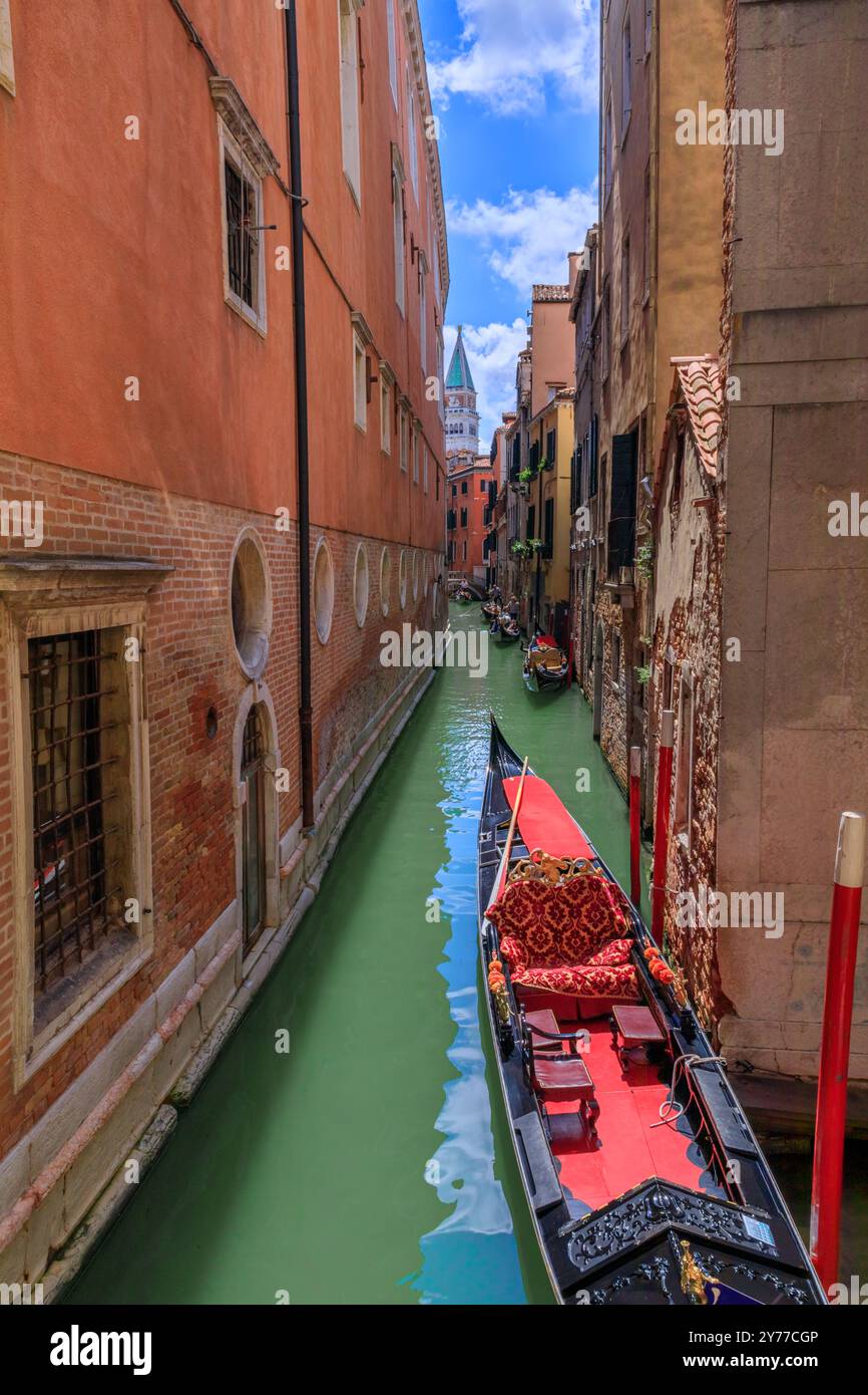 Gondel in einem malerischen Kanal in Venedig, Italien: In der Ferne das Markuscampanile. Stockfoto