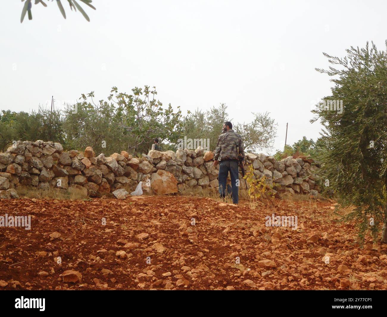 Mitglieder der ägyptischen Al-Murabitun-Organisation an der Schlachtfront in Aleppo. Das Foto erscheint in dem Buch Syrien: Al-Qaidas neues Zuhause – Biografie von Abu Musab Al-Zarqawi des Journalisten und Filmemachers Medyan Dairieh Stockfoto