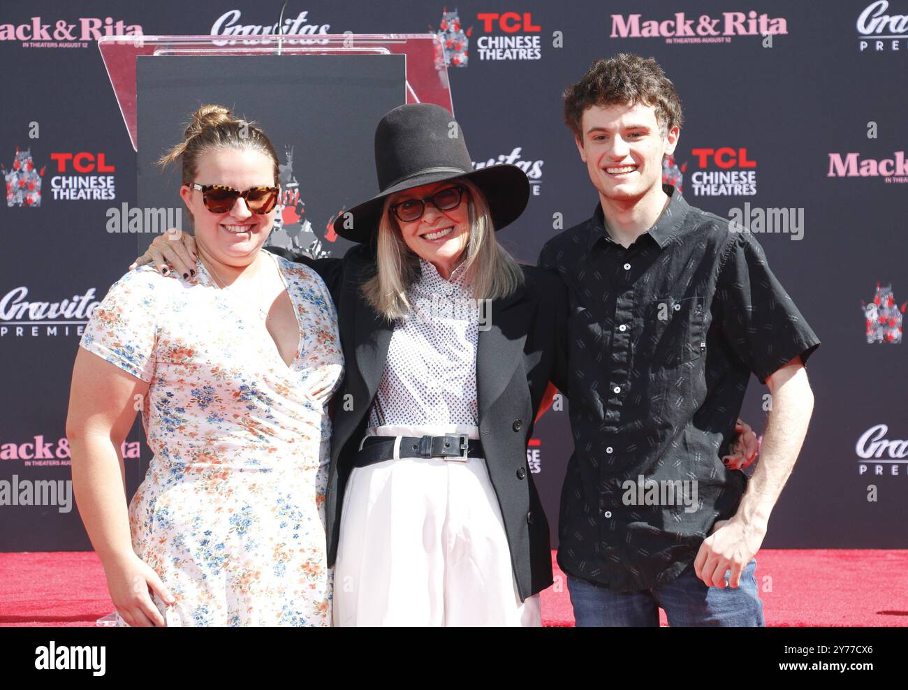 Jordan White, Dexter Keaton und Diane Keaton bei der Hand- und Fußabdruck-Zeremonie von Diane Keaton am 11. August 2022 im TCL Chinese Theatre in Hollywood, USA. Stockfoto