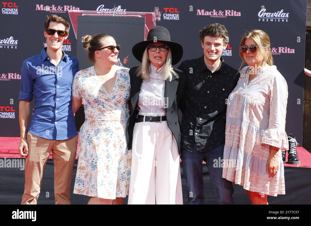 Jordan White, Dexter Keaton, Diane Keaton und Duke Keaton bei der Hand- und Fußabdruck-Zeremonie von Diane Keaton am 11. August 2022 im TCL Chinese Theatre in Hollywood, USA. Stockfoto