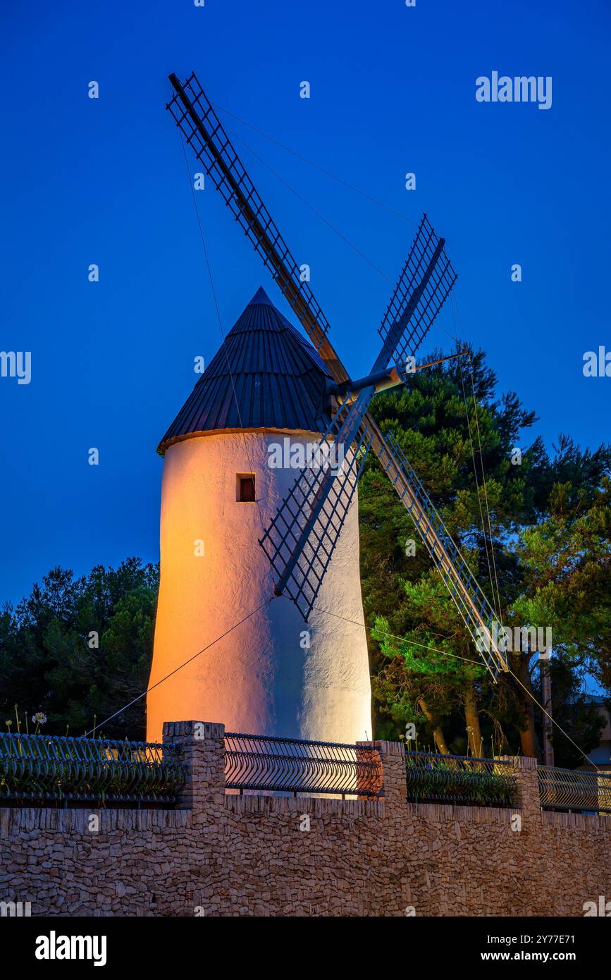 Perelló Windmühle, bei Einbruch der Dunkelheit während der blauen Stunde (Baix Ebre, Tarragona, Katalonien, Spanien) ESP: Molino de viento del Perelló, en la hora azul h Stockfoto