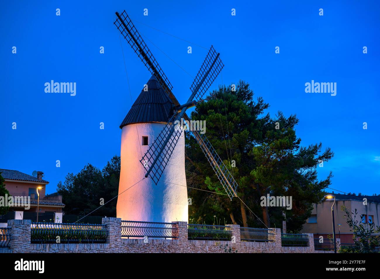 Perelló Windmühle, bei Einbruch der Dunkelheit während der blauen Stunde (Baix Ebre, Tarragona, Katalonien, Spanien) ESP: Molino de viento del Perelló, en la hora azul h Stockfoto