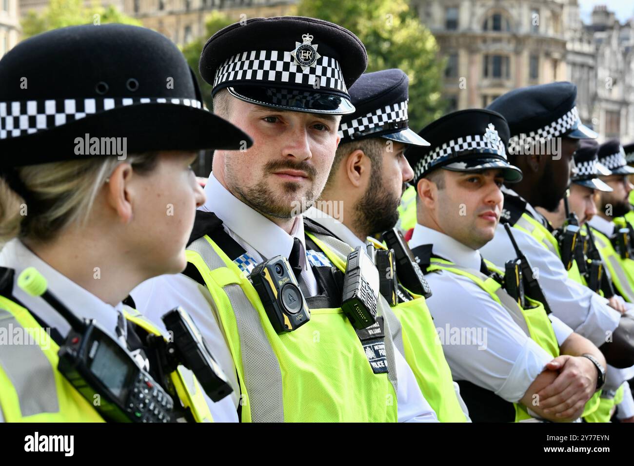 London, Großbritannien. September 2024. Anti-Rassismus-Protest auf dem Trafalgar Square. Eine starke Polizeipräsenz hielt die Demonstranten von der Handvoll rechtsextremer Gegenprotestierer fern. Quelle: michael melia/Alamy Live News Stockfoto