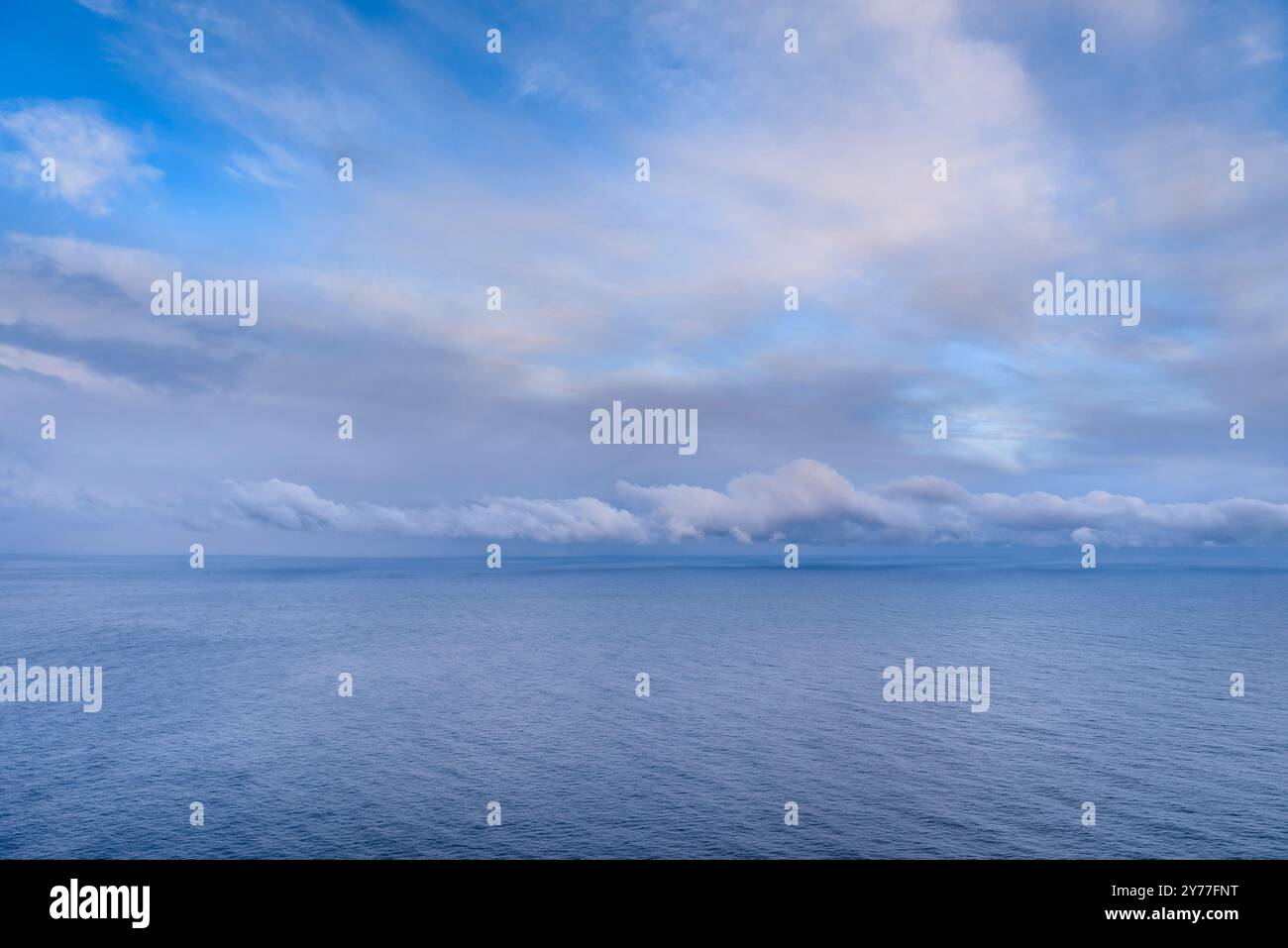 Zusammenfluss von Atlantik und Arktischem Ozean, von Nordkapp aus gesehen an einem Wintermorgen (Finnmark, Norwegen) Stockfoto