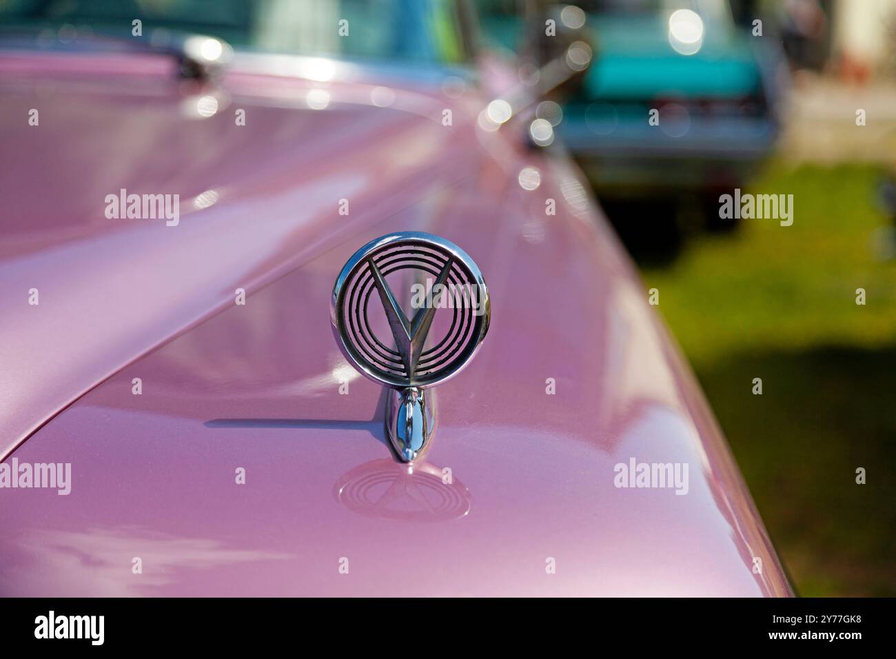 Umea, Norrland Schweden - 29. Juni 2024: Kapuzenschmuck auf rosa alten Wagen Stockfoto