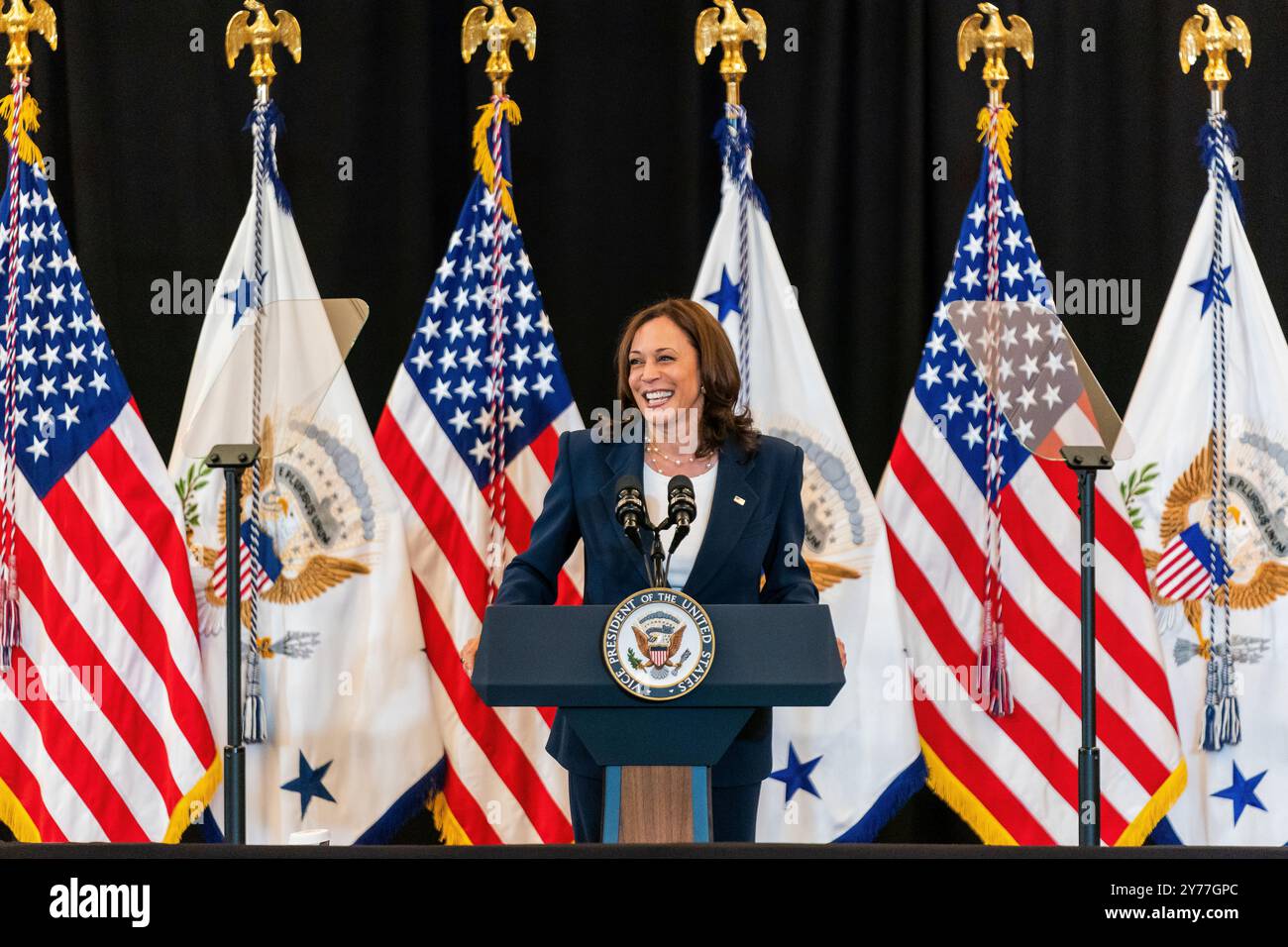 Vizepräsidentin Kamala Harris hält am Samstag, den 3. Juli 2021, eine Rede im internationalen Ausbildungszentrum von The Cypenters in Las Vegas. (Offizielles Foto des Weißen Hauses von Cameron Smith) Stockfoto