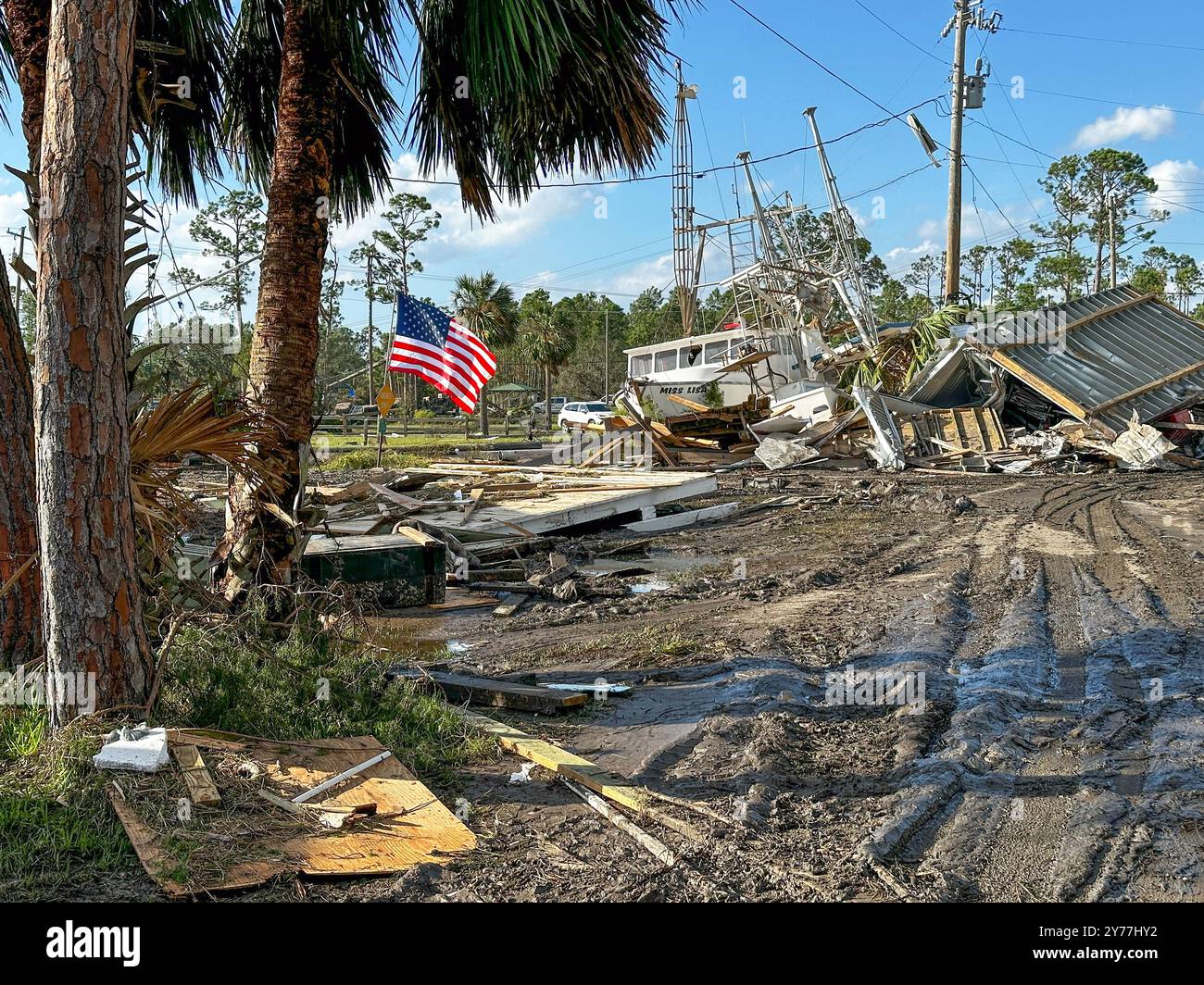 National Guard Survey of Damage in Keaton Beach, FL, am 27. September 2024, nach dem Sturz des Kategorie-4-Hurrikans Helene am Vorabend. Stockfoto
