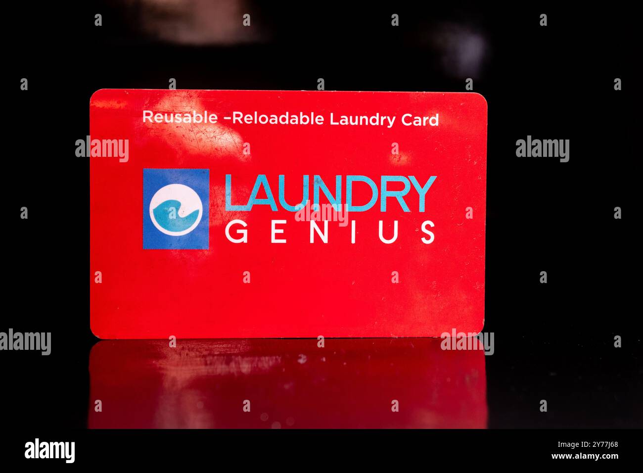 Everett WA USA, 13. September 2024: Wäscherei Genius Card ersetzt Münzen in Münzautomaten Stockfoto