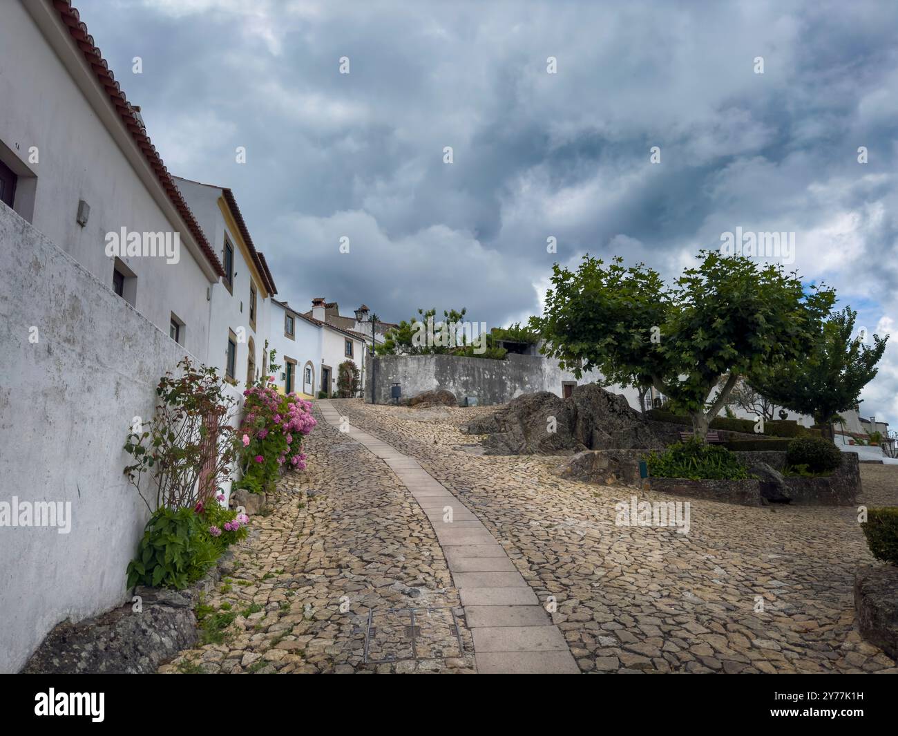 Blick auf eine wunderschöne Straße im historischen Dorf Marvao in Alentejo, Portugal; Reisekonzept in Portugal Stockfoto