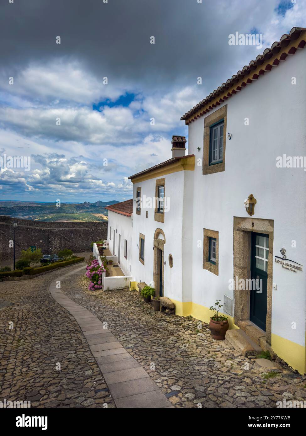 Marvao, Portugal - 30. Juni 2024: Blick auf eine wunderschöne Straße im historischen Dorf Marvao in Alentejo, Portugal Stockfoto