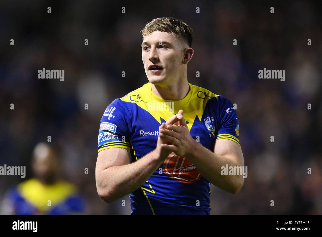 Matty Nicholson von Warrington Wolves bedankt sich bei den Fans nach dem Play-off Eliminator 2 Warrington Wolves gegen St Helens im Halliwell Jones Stadium, Warrington, Großbritannien, 28. September 2024 (Foto: Ben Roberts/News Images) Stockfoto