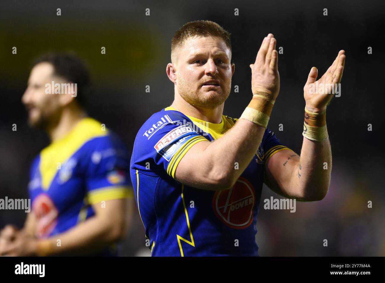 Luke Yates von Warrington Wolves bedankt sich bei den Fans nach dem Play-off Eliminator 2 Warrington Wolves gegen St Helens im Halliwell Jones Stadium, Warrington, Großbritannien, 28. September 2024 (Foto: Ben Roberts/News Images) Stockfoto