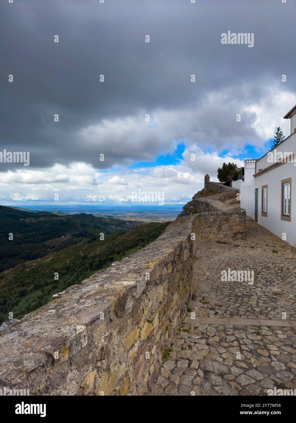 Blick auf eine wunderschöne Straße im historischen Dorf Marvao in Alentejo, Portugal; Reisekonzept in Portugal Stockfoto